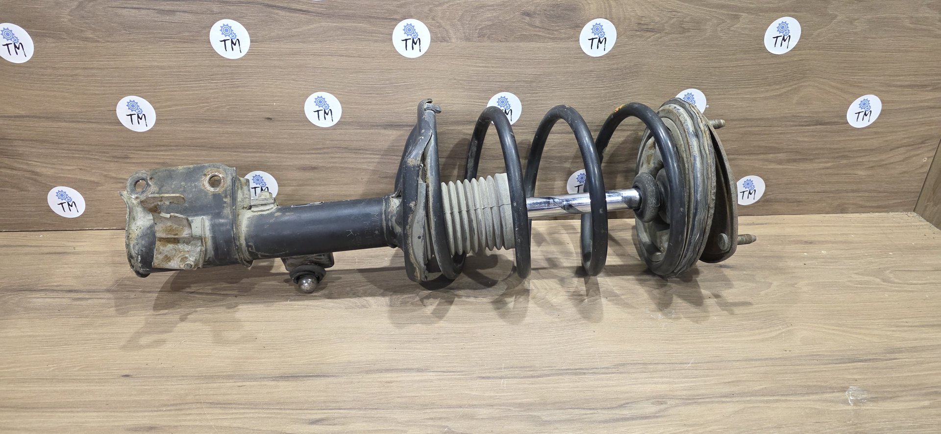 Стойка амортизатора Передняя правая Mitsubishi Chariot Grandis N84W